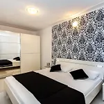Sara *